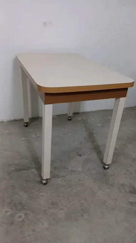 Mesa De Madera Con Ruedas (Usado)