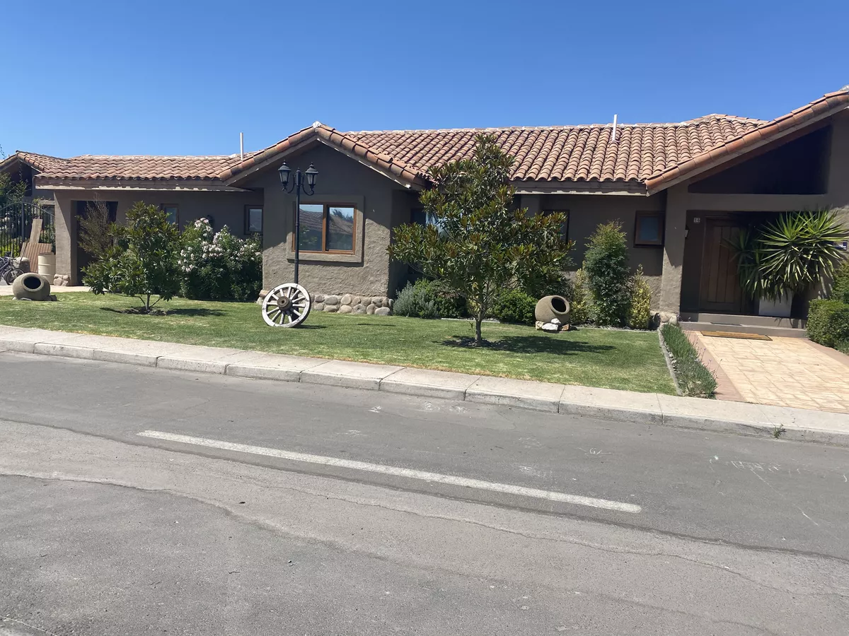 Casa Estilo Chileno En Condominio Bosques De Chena