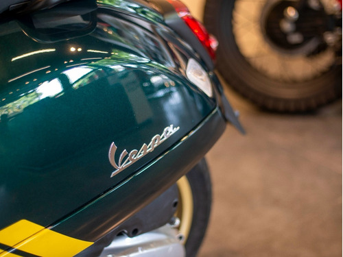 Imagen 19 de 25 de Vespa Gts Super 300 Racing Sixties Verde