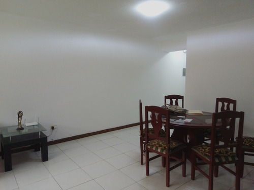 Se Alquila Espectacular Apartamento Amoblado Santa Mónica 2