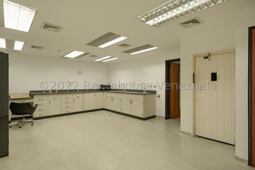 Imagen 4 de 14 de Se Vende Hermoso Edificio De 3 Pisos Ubicado En La Única Calle Industrial De Prados Del Este Código: 22-13487