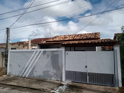 Casa 3 Quartos Com Garagem E Piscina
