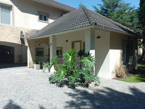 Casa En Venta De 3 Dormitorios C/ Cochera En El Lauquen