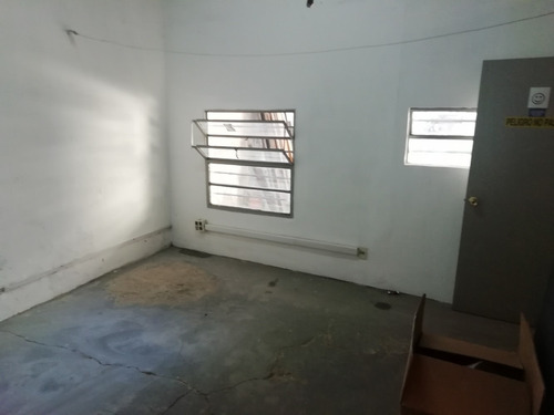 Local De 385 Metros Con 2 Baños, Vestuario Y Oficinas.!!!