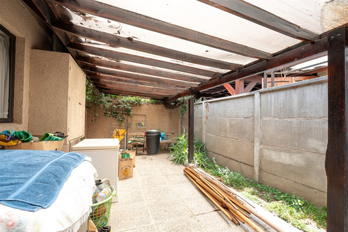 Casa En Venta De 5 Dorm. En Peñalolén - Sector Las Tinajas