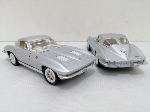 Escala 1/36, Kinsmart, Corvette 1963 Sting Ray, 12.5cms. 
