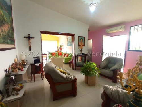 Julio Latouche 24-7529 Casa En Venta Trigal Sur Valencia, Amplia, Cómoda, Totalmente Re-modelada, Tanque Subterráneo