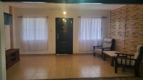 Casa Completa De 2 Pisos Para 8 Personas.