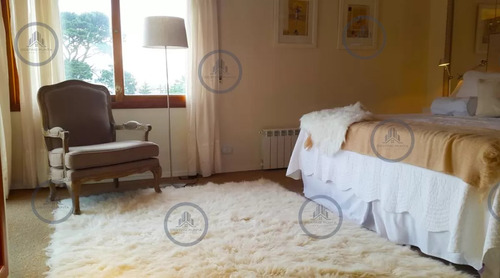 Moderna Casa De 4 Dormitorios En Playa Mansa A 150 Metros Del Mar