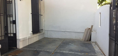 Casa En Venta - 3 Dormitorios 2 Baños - 248mts2 - Lanús Este