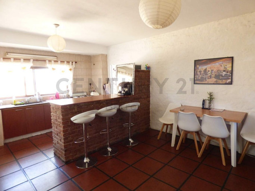 Amplio Ph De 3 Ambientes Al Frente Con Patio Y Balcón - Villa Pueyrredón