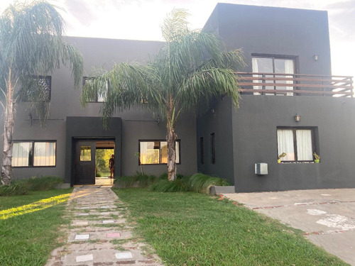 Casa En Venta - 5 Dormitorios 4 Baños - 864mts2 - El Cazal, Belén De Escobar