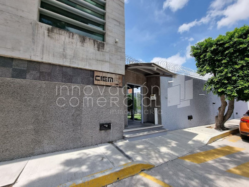 Edificio De Oficinas En Venta En Lomas De Querétaro, Con Recepción Y Sala De Jun