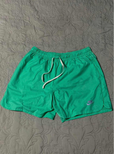 Short Essential Nike Green. Talla L.