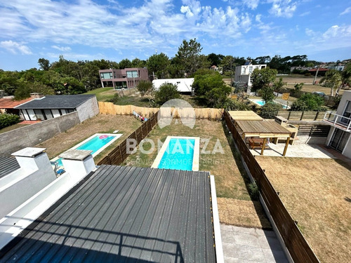 Punta Colorada - Piriápolis. Casa En Venta Con Piscina, 50 Metros De La Playa.
