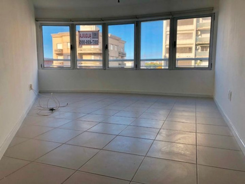 Imagen 2 de 14 de Venta Con Renta De Apartamento 2 Dormitorios En La Aguada