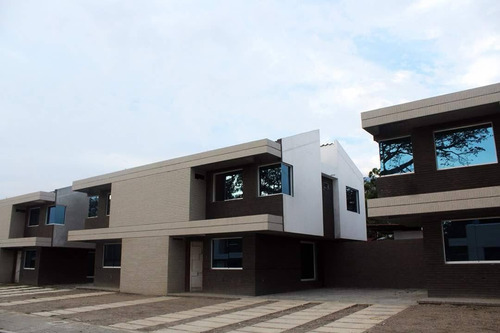 En Venta De Townhouse En Conj. Resd. Casa Verde San Diego Planta 100%