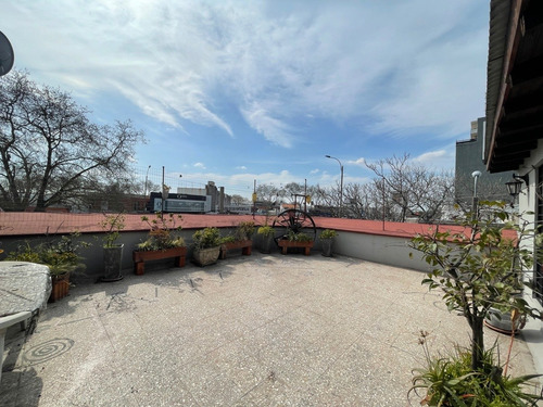 Imagen 14 de 15 de Venta De Amplia Casa Sobre Avenida Italia, Ideal Para Vivienda O Empresa.