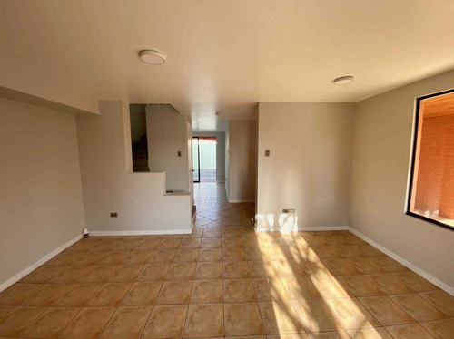 Casa De 2 Pisos Con 3d,3b,150 M2 Totales En Ciudad