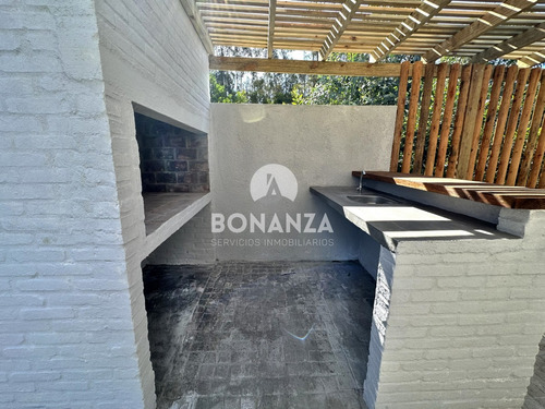 Casa En Venta A Estrenar. Piriápolis. 2 Dormitorios, 2 Baños, Parrillero. Construcción Tradicional.