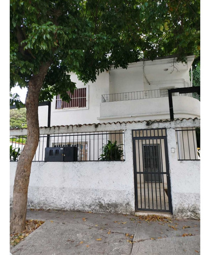 Alquiler Planta Alta En Casa Comercial 200m2 La Carlota 4706