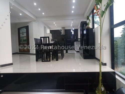 Hermosa Casa Con Estilo Moderno, De Dos Niveles, Cuenta Con Hall De Entrada, Sala De Estar, Tres Dormitorios Con Baños Y Vestier , Una Habitación Solo Con Baños, Un Medio Baños, Family Room