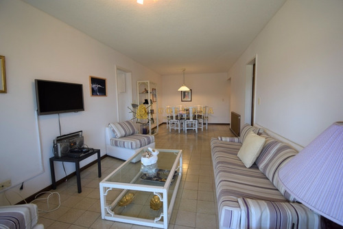 Apartamento En Brava, 2 Dormitorios Complejo Parquemar Center- Ref: 3803