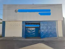 Comprar San Martín !! Excelente Galpón De 1.010 Mts2 Terreno, 1.149 Mt2 Construcción, 6pe, 4 Oficinas, 5 Baños. Altura Entrada 3,80 Mts, Piso A Techo 5 Mts Y 3,80 Mts. De Ancho. Área Almacenamiento 400 Mts2. 