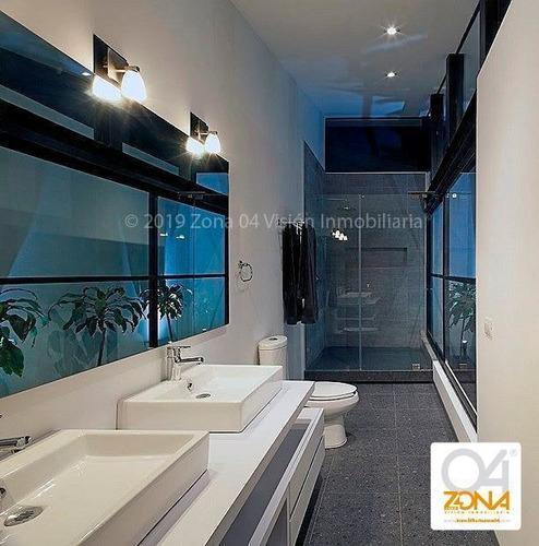 Exclusiva Residencia En Venta Con Diseño Único En Lomas De C