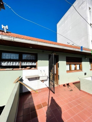 Venta Vivienda Multifamiliar De 6 Amb.c/ Local,parque Y Quincho. Barrio Chauvin. Sobre Lote Propio.