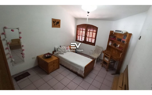Imagen 11 de 14 de Venta. Casa 5 Dormitorios. B° Marechal. 225 Mts Terreno + 195 Mts Cub! Piscina. Recibo Permuta