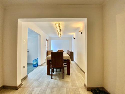 Excelente Propiedad De 3 Pisos Con 6 Dormitorios Y 3 Baños.