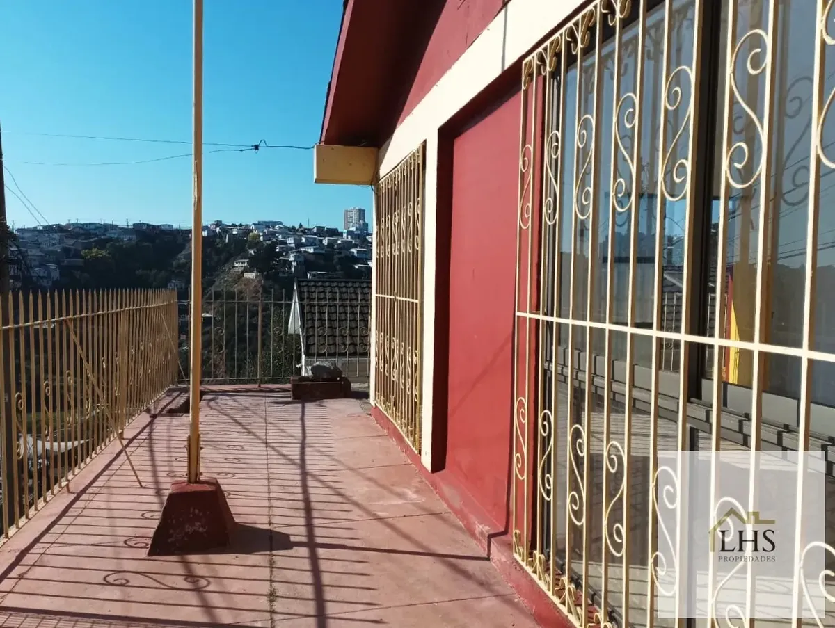 Imagen 2 de 22 de Casa Recién Renovada Con 3d/1b, Patio Y Bosca | Cerro Delici