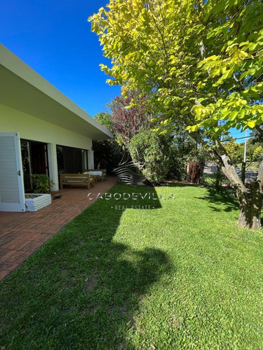 En Venta Y Alquiler Casa De 3 Dormitorios Mas Dependencia En Punta Del Este, Playa Mansa 