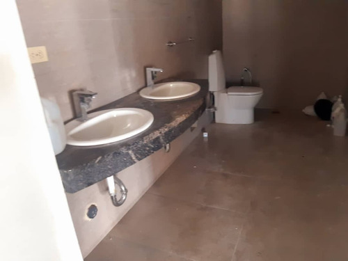 Espacio Abierto, Sin Tabiqueria Para Adaptarlo A Cualquier Proyecto. Alquiler De Oficina En La Emblematica Torre Easo De El Rosal-chacaito. 443 Mts. La Vista Es Maravillosa.