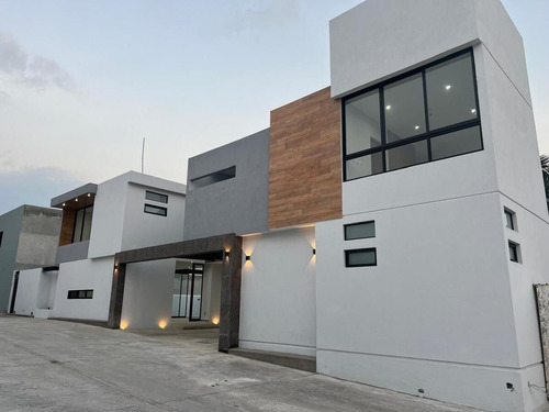 Estrene Residencia En Lomas De Cuernavaca, 3 Recamaras, Alberca, En Privada.