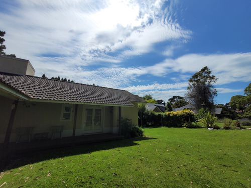 Imagen 12 de 21 de Casa En Alquiler- Zona Golf- 4 Ambientes + Dependencia-garage-2023