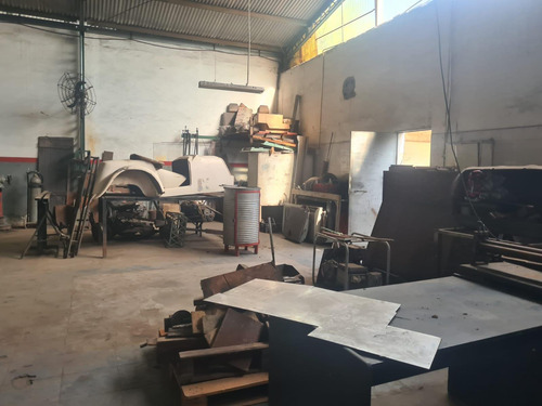 Galpón En Venta Av. Artigas Y Serrey 416 M2