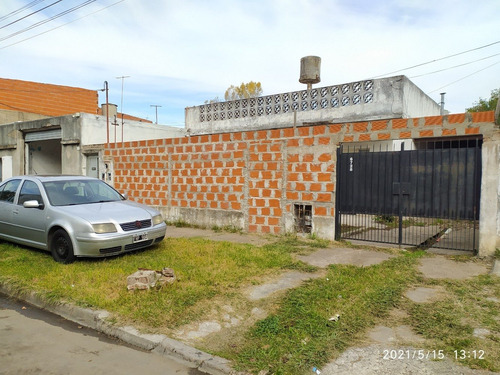 Imagen 2 de 11 de Venta De Amplia Casa 3 Ambientes Con Fondo Libre Y Cochera