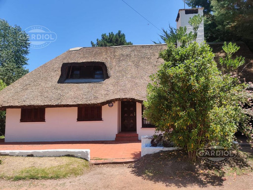 Casa De 4 Dormitorios En Solanas, Punta Del Este.