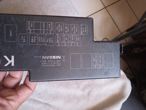 Tapa Base De Fusibles Nissan Urvan Nv 350 2014-2020 (Usado)