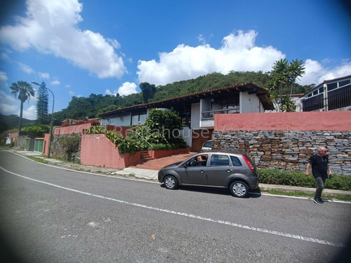 Casa Amplia Con Excelente Distribucion  A La Venta Ubicada En Prados Del Este   #24-7430 Mn Caracas - Baruta 