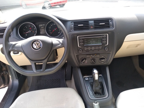 Imagen 11 de 13 de Volkswagen Jetta 2015 2.5 Trendline At