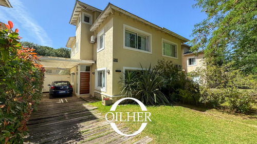 Casa En Venta De 3 Dormitorios C/ Cochera!! Dentro De Complejo Con Pileta!