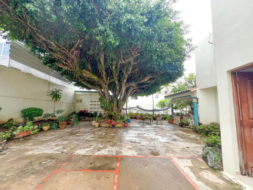 Villa En Venta De 6 Habs Con Enorme Piscina En San Francisco De Macoris
