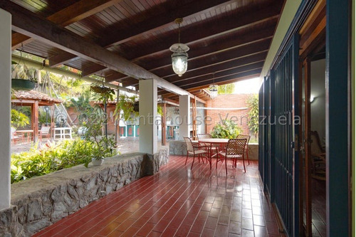 Jecsse Salazar Mls #j24-22537 Casa Tipo Colonial Para Remodelar En Prados Del Este