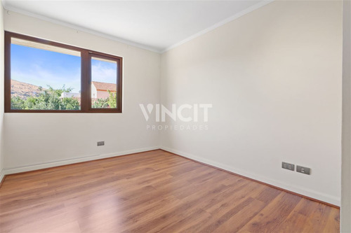 Casa Desocupada 3d + Servicio, Quincho Y Piscina