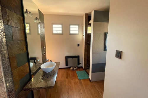 Venta De Casa 3 Ambientes. Parque Leloir.