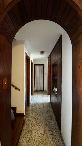Hermoso Chalet, Excelente Esatdo De Conservación.