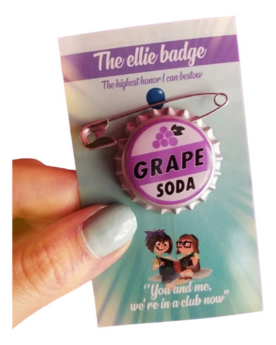 Pin Insignia Ellie Grape Soda. Película Up. X 2 Unidades